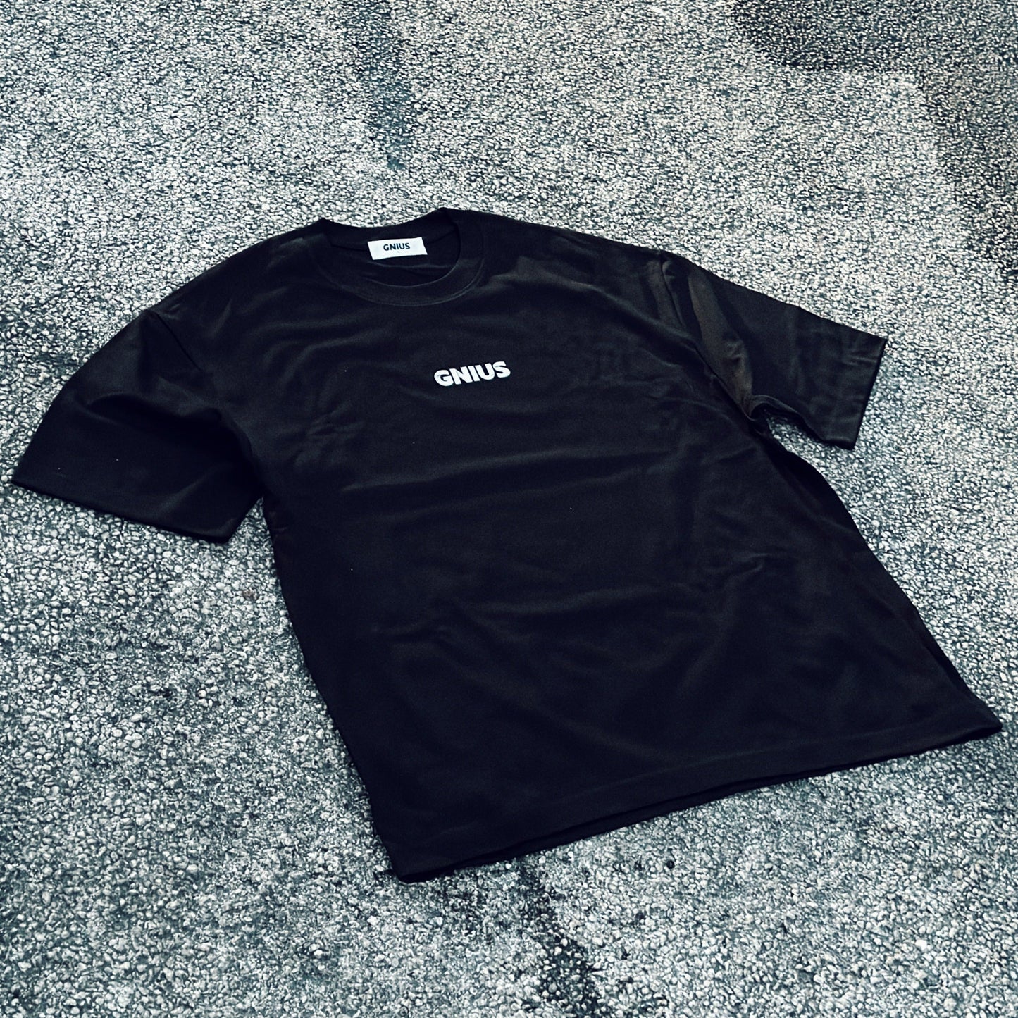 SIGNATURE OVERSIZED TEE IN LUXURY BLACK